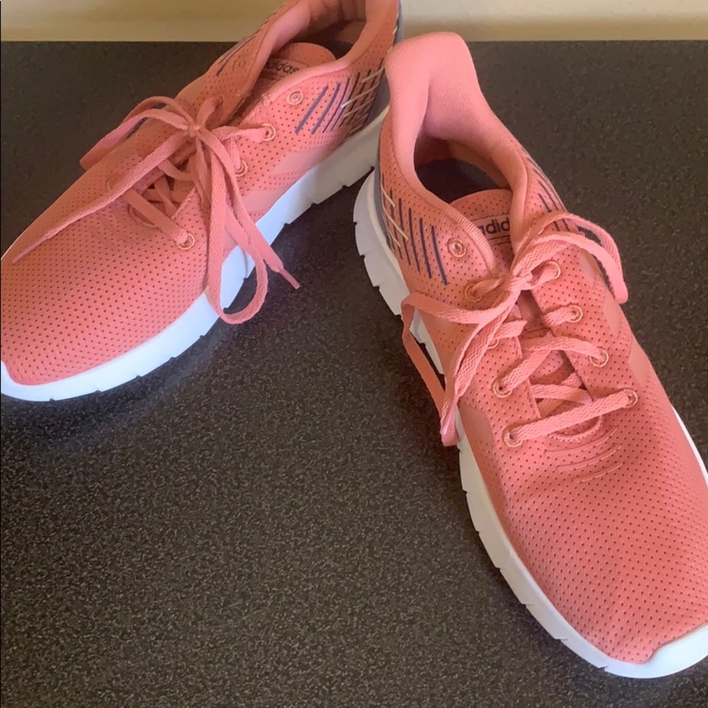 Adidas pink tennis shoes 10